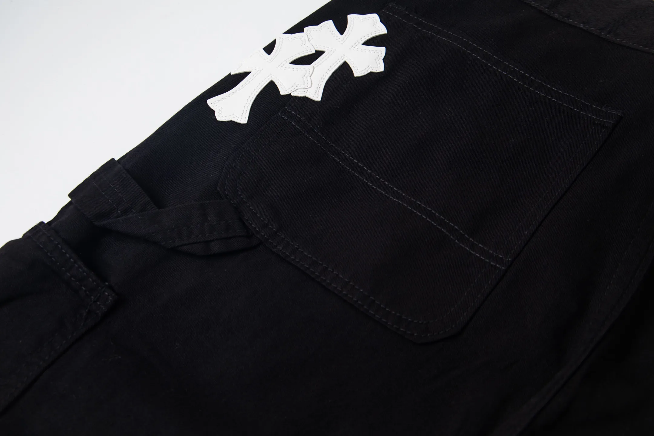 P260 Chrome Hearts Chrome Hearts black denim with white and blue multi-leather hot jeans. CH jeans need to be washed and then disassembled and hand-stitched with sheepskin cross leather and then spliced ​​to complete. The whole piece has too many craftsmanship to explain. The patchwork cross pattern is embellished, and the high-waisted washed jeans! ! Absolutely high-end luxury products, god-level single products, super popular products, made with top heavy industry, a magic weapon that cannot be missed. About Kroxin This is an extremely luxurious fashion brand, which can also be called the aristocrats of the high street. It has always been an exclusive brand for some hipsters or rich second generation. Compared with ordinary high streets, it is more luxurious and noble. Compared with luxury brands, it has a more fashionable personality and has always been a brand that I have a special liking for. Style number: 1765# Color: black Size: 28 30 32 34 36
